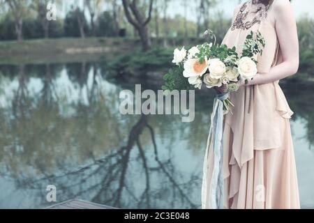 Donna in boho vestito con bouquet lussureggiante Foto Stock