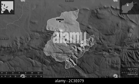 Sar-e-Pol, provincia dell'Afghanistan. Mappa in scala di grigi con laghi e fiumi. Forma presentata contro la sua area di paese con overlay informativi. rendering 3D Foto Stock