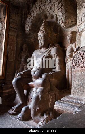 Lord Matanga, Dio della prosperità, seduto su elefante, nella Grotta 32, Aurangabad, Maharashtra, India Foto Stock