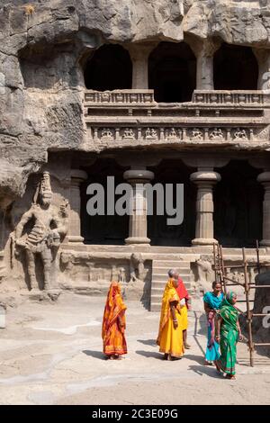 Visitatori indiani nel cortile del tempio Kailash o Kailasanatha, Ellora Cave 16, Aurangabad, Maharashtra, India. Foto Stock