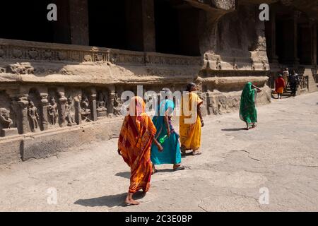 Visitatori indiani nel cortile del tempio Kailash o Kailasanatha, Ellora Cave 16, Aurangabad, Maharashtra, India. Foto Stock