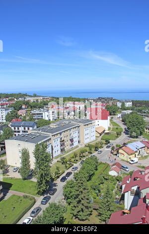 Panorama di Wladyslawowo città dall'alto con strade case auto e mare. Vista sulla città di Wladyslaw Foto Stock