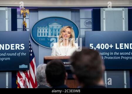 Il segretario alla stampa della Casa Bianca Kayleigh McEnany ascolta la domanda di un giornalista in un briefing sulla stampa della Casa Bianca mercoledì 6 maggio 2020 nella Sala di Briefing per la stampa di James S. Brady della Casa Bianca. Foto Stock