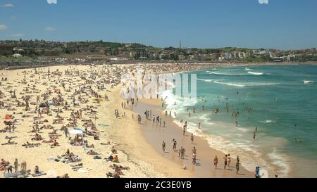 Ampia vista sulla famosa Bondi Beach a Sydney Foto Stock