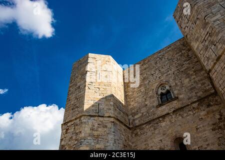 Castel del Monte, il famoso e misterioso castello ottagonale costruito nel XIII secolo dall'imperatore Federico II Foto Stock