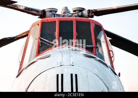 cabina di pilotaggio di un vecchio elicottero d'epoca con pale Foto Stock