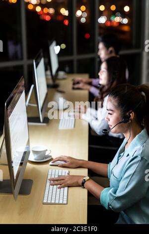 Call Center che lavora di notte. Foto Stock