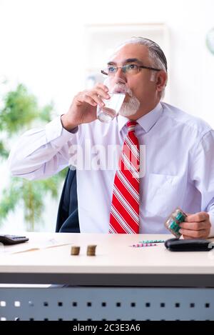 Vecchio ragioniere maschile nel concetto di pianificazione del bilancio Foto Stock