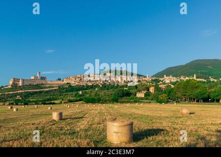 Vista sulla Basilica di San Francesco d'Assisi e sul centro storico di Assisi. Foto Stock