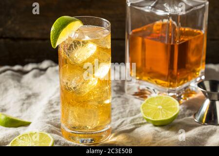 Cocktail di zenzero con calce al Whiskey Ginger Foto Stock