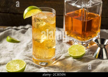 Cocktail di zenzero con calce al Whiskey Ginger Foto Stock