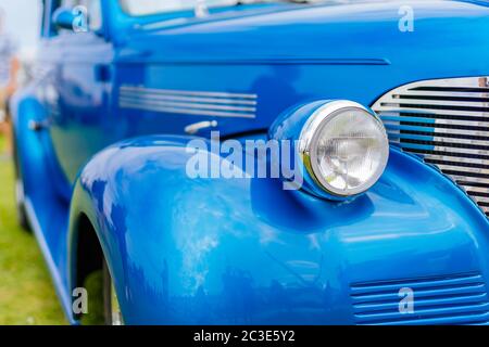 Primo piano sul faro blu d'epoca Chrysler Royal dal 1938 Foto Stock