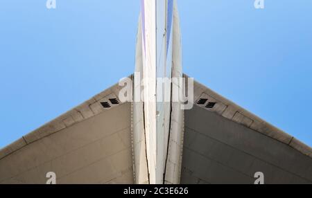 frammento di ali di aeroplano su uno sfondo di cielo blu Foto Stock