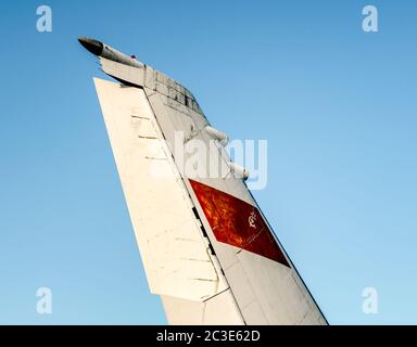 ala di un grande aereo di linea sovietico contro un cielo blu Foto Stock