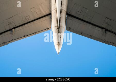 frammento di ali di aeroplano su uno sfondo di cielo blu Foto Stock