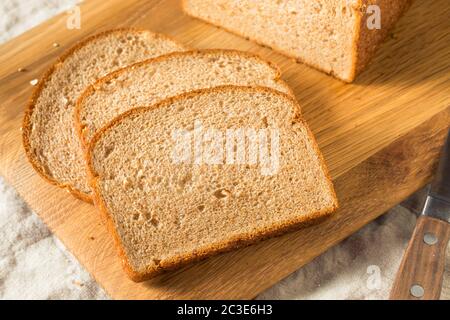 Pane fatto in casa a fette di grano intero pronto a mangiare Foto Stock