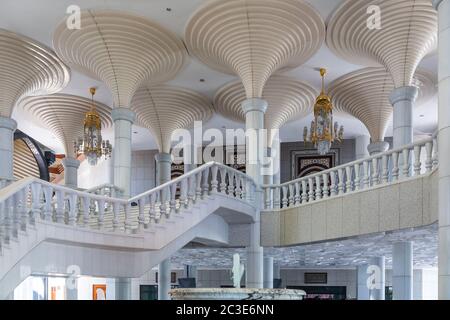 Scala per la sala di preghiera nel JaME' ASR Hassanil Moschea Bolkiah a Brunei Darussalam Foto Stock