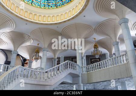 Scala per la sala di preghiera nel JaME' ASR Hassanil Moschea Bolkiah a Brunei Darussalam Foto Stock