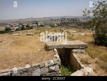 Un vecchio bunker che fu costruito per difendere Gerusalemme, Israele, che si affaccia sul nuovo quartiere, Har Homa, costruito sul bordo del deserto della Giudea. Foto Stock