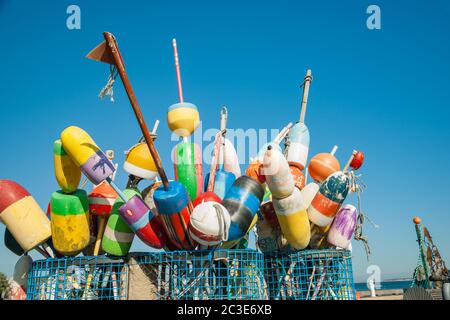 Collezione di pesca colorata o aragosta trappola boe e pennarelli al molo a Provincetown, Massachusetts, Stati Uniti. Foto Stock