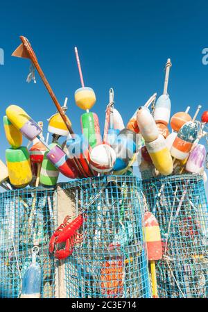 Collezione di pesca colorata o aragosta trappola boe e pennarelli al molo a Provincetown, Massachusetts, Stati Uniti. Foto Stock