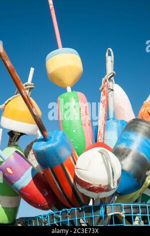 Collezione di pesca colorata o aragosta trappola boe e pennarelli al molo a Provincetown, Massachusetts, Stati Uniti. Foto Stock