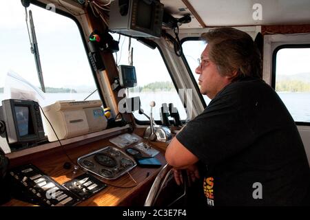 Un piccolo capitano di traghetto si allana attraverso le acque del Pacifico della Great Bear Rainforest, vicino a Bella Bella, British Columbia, Canada. Foto Stock