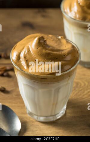 Caffè Dalgona montato in casa con latte freddo Foto Stock