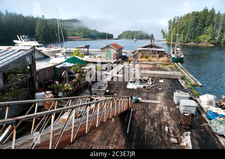 Un grande molo e case galleggianti presso la città abbandonata di pesce cannery di Namu, nella Great Bear Rainforest, costa centrale, British Columbia, Canada. Foto Stock