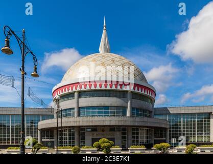 Il Museo Regalia reale (malese: Muzium ALAT Kebesaran Diraja), ospita principalmente le regalia del Sultano e i reali di Bandar seri Begawan, Brunei Foto Stock