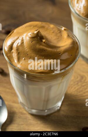 Caffè Dalgona montato in casa con latte freddo Foto Stock