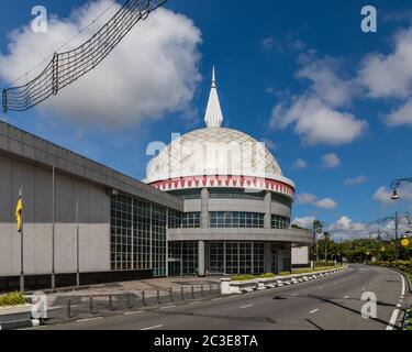 Il Museo Regalia reale (malese: Muzium ALAT Kebesaran Diraja), ospita principalmente le regalia del Sultano e i reali di Bandar seri Begawan, Brunei Foto Stock