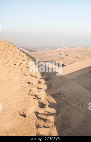 Dune di sabbia nel deserto di Huacachina. ICA, Regione Ica, Perù. Foto Stock