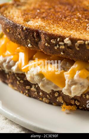 Panino di tonno tostato fatto in casa con formaggio Foto Stock