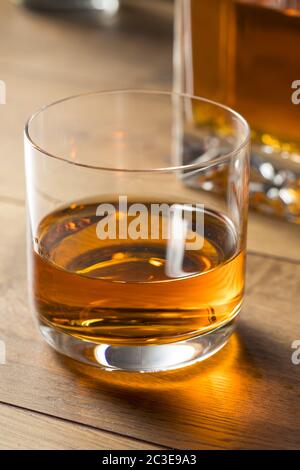 Whiskey alcolico boozy pulito in un vetro Rocks Foto Stock