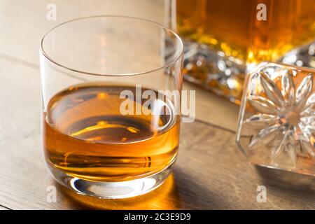 Whiskey alcolico boozy pulito in un vetro Rocks Foto Stock