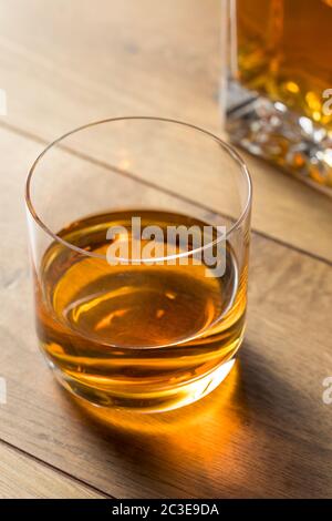 Whiskey alcolico boozy pulito in un vetro Rocks Foto Stock