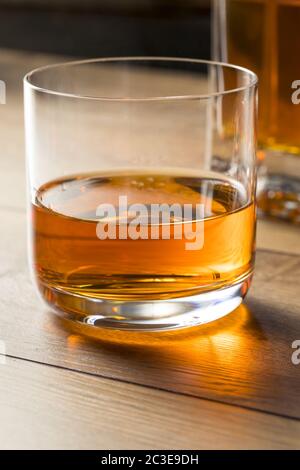 Whiskey alcolico boozy pulito in un vetro Rocks Foto Stock