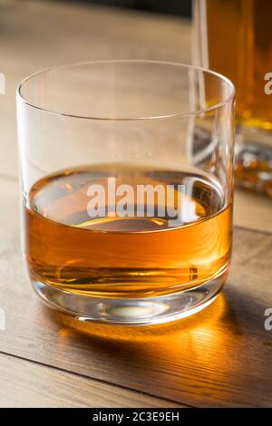 Whiskey alcolico boozy pulito in un vetro Rocks Foto Stock