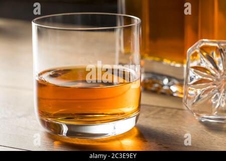 Whiskey alcolico boozy pulito in un vetro Rocks Foto Stock