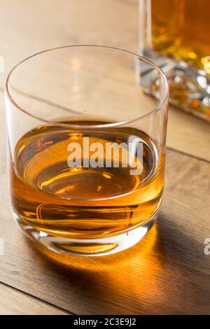 Whiskey alcolico boozy pulito in un vetro Rocks Foto Stock