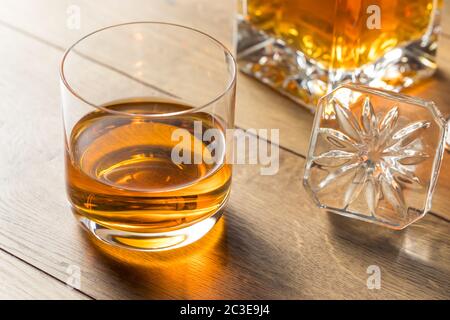 Whiskey alcolico boozy pulito in un vetro Rocks Foto Stock