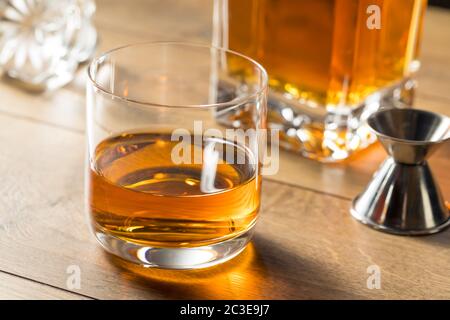 Whiskey alcolico boozy pulito in un vetro Rocks Foto Stock