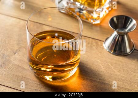 Whiskey alcolico boozy pulito in un vetro Rocks Foto Stock