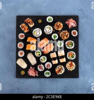 Grande set di sushi, foto quadrate. Molti maki, nigiri e rotoli diversi Foto Stock