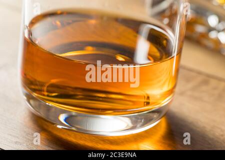 Whiskey alcolico boozy pulito in un vetro Rocks Foto Stock