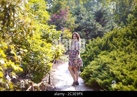 Donna incinta che riposa nel giardino estivo Foto Stock