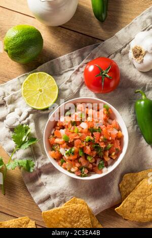 Piccante Pico De Gallo fatto in casa con Cilantro e patatine Foto Stock