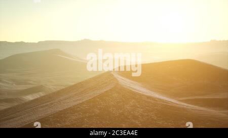 Vista aerea sulle grandi dune di sabbia nel deserto del Sahara all'alba Foto Stock