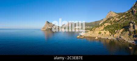 Rocce e mare paesaggio in Crimea Foto Stock